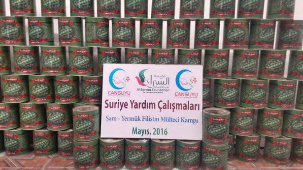 <p>Mart 2011’de başlayan ayaklanmadan önce kampta 160 bin Filistinli kalıyordu. Bugün yaklaşık 20 bin kişinin kaldığı kamp bir yıldan uzun süredir muhaliflerin kontrolünde, aylardır da rejim güçlerinin ablukası altında.</p>
