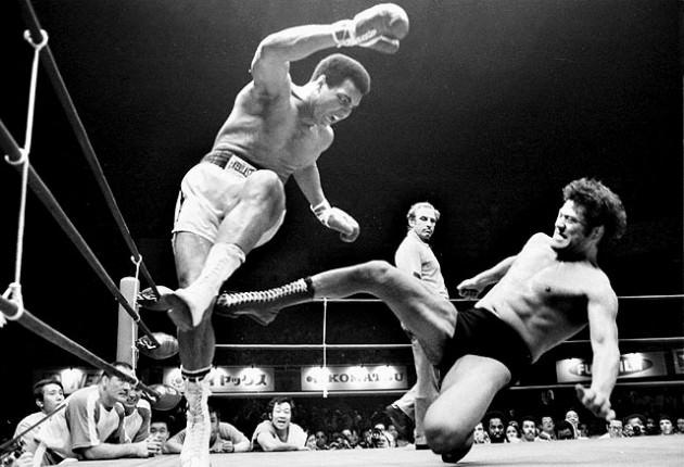 Haziran 1976'da Muhammed Ali, Tokyo'da Japon güreşçi Antonio İnoki ile karşılaşmıştı. Ali, 15 raundu rakibiyle alay ederek ve dilini dışarda tutarak sürdürmüştü. Ta ki Inoki, Ali'nin bacağına tekme atana kadar! Bu olaydan sonra hakem, beraberlik kararı vermişti ve maçı sonlandırmıştı. Ali, ''Martial Sanat Şampiyonası'' adı altında 2 milyon Amerikan doları kazanmıştı.