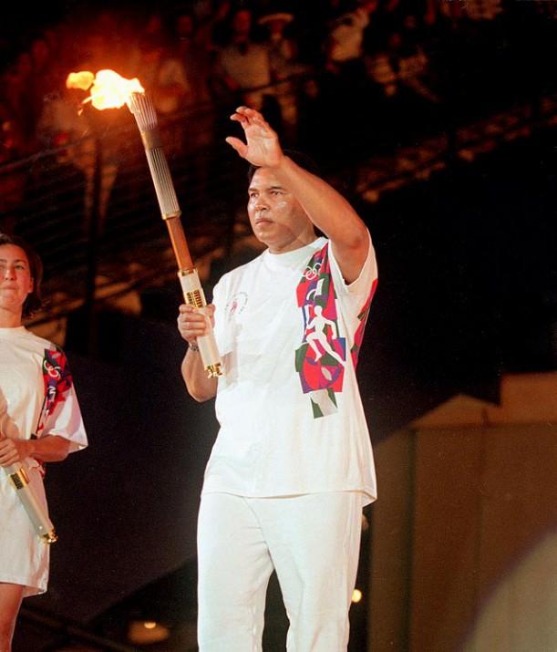 Bu an belki de Ali'nin hayatındaki en önemli andı. Emekli olduktan sonra 1996 yazında Atlanta'daki Olimpiyat Oyunları'nda meşaleyi tutarken.