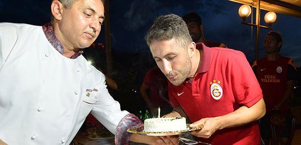 <p>Galatasaray Profesyonel Futbol A Takımı Kaptanı Sabri Sarıoğlu'nun 29 yaş günü, Slovenya'nın Bled kentindeki hazırlık kampında kutlandı.</p>