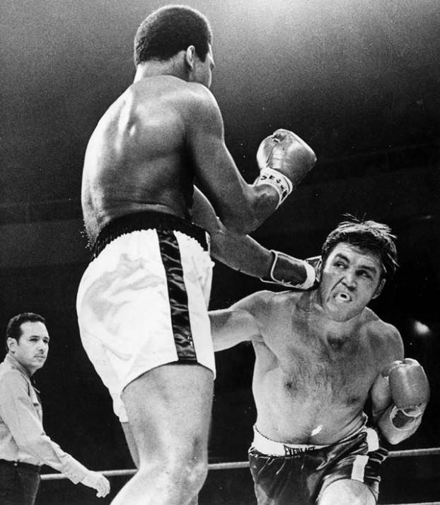 Vietnam savaşına katılmamasından suçlu bulunduktan ve lisansları ile şampiyonlukları elinden alındıktan 3 yıl sonra Muhammed Ali, hukuki boşluktan faydalandı. Georgia eyaletinde o yıllarda boks komisyonunun olmayışından yararlanan Ali, 1970 yılında karşılaştığı Jerry Quarry'yi 3. raundun sonunda malup etmişti.