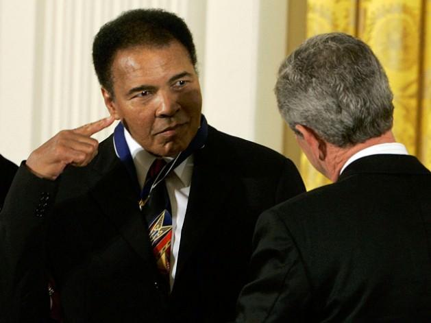 Kasım 2005'te Muhammed Ali, "Başkanlık Özgürlük Madalyası"nı dönemin ABD Başkanı George Bush'tan almıştı. Bu ödül, ülkedeki en anlamlı ödüllerden biridir ve Amerika'da bireysel başarıda bulunan, ülkesi adına başarı kazanan kişilere verilir.
