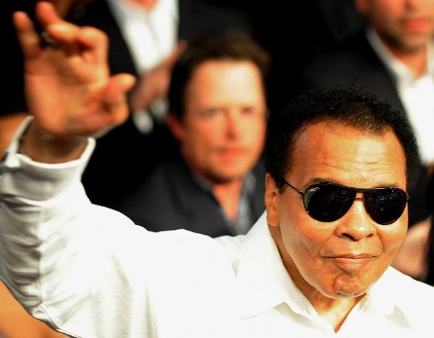 Muhammed Ali, Floyd Mayweather Jr ile Shane Mosley'in maçı öncesi halkı selamlarken. (MGM Grand Garden Arena, Las Vegas, 1 Mayıs 2010)