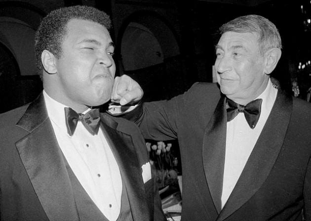En sıkı dostu Cossel, Ali'nin çenesine vurur gibi yaparken. ABC Dünyanın Sporu Gecesi'nde (1981)... Cossel, 1995'te 75 yaşındayken hayatını kaybetti.