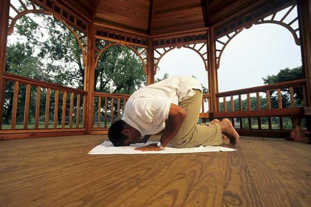 Muhammed Ali, 1964'te Müslüman olduktan sonra çok büyük yankı yarattı. Bu fotoğraf, 1996'da çekilmişti. Ali, kendi çardağında dua ve ibadet etmenin keyfini çıkarırken. Ali dinleri ifade ederken ''Bütün dinlerin farklı adı vardır fakat hepsi aynı doğruları içerir'' demişti.