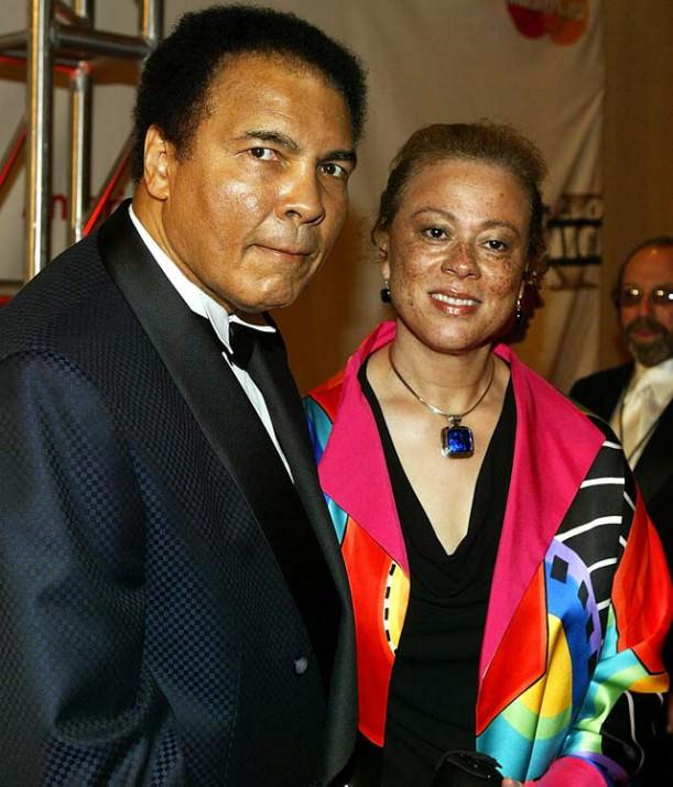 Ali, 2004'te Lonnie ile bir yardım gecesinde... Ali parasını hala Muhammed Ali Parkinson Araştırma Merkezi için harcıyor.