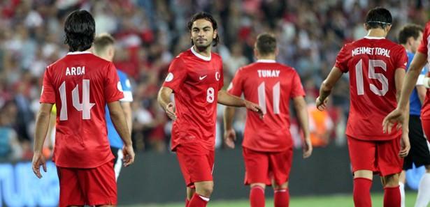 Orkestra şefi Arda olunca (Okay Karacan) Ge&ccedil;en hafta Hollanda ma&ccedil;ına &ccedil;ıkarken bile Estonya randevusuna kimse endişeyle bakmamıştı. Estonya'yı bir yıl &ouml;nce TT Arena'da farklı yenmiştik, yine yapardık. Estonya Avrupa Elemelerinde Play-Off oynadığı i&ccedil;in saygı duyulacak bir rakipti. İtalya'nın ardından grubu ikinci bitiren bir takım asla yabana atılamaz. Nitekim d&uuml;n akşam T&uuml;rkiye kendisinden daha zayıf bir pas ve organizasyon takımı olan Estonya'ya karşı saygı duyarak oynadı. On kişi kalmış Estonya'ya karşı galibiyet almak &ccedil;ok &ouml;nemli, Estonya ilk ma&ccedil;ını Romanya'ya evinde kaybetmiş olsa bile bu grupta dengeyi bir taraf aleyhine bir taraf lehine değiştirebilecek s&uuml;rpriz sonu&ccedil;lar alabilir. Nasıl alır? Mesela 10'uncu dakika oynanırken &Ouml;mer Toprak'ın Lihter'e ceza alanı i&ccedil;indeki temasını Polonyalı hakem penaltı olarak değerlendirebilir, 10 kişi bırakabilirdi milli takımımızı.. Bu dakikaya kadar Estonya savunmamızın arkasına s&uuml;rpriz koşular yapıyordu. Mesela 1 dakika &ouml;nce bir Estonya atağını karşılayıp topu Tolga ile k&ouml;t&uuml; kullanmıştık. Semih sakatlanma pahasına topu kornere atmıştı. Aleyhimize penaltıdan kurtardığımız o dakikadan sonra da sorunlar yaşadık. 17'de Semih Tolga'ya &ouml;yle bir pas verdi ki Tolga 1 salise ge&ccedil; davransa yine gol&uuml; yiyebilirdik. Semih topla orta sahaya kadar kendine y&uuml;ksek &ouml;zg&uuml;venle top taşıyıp gereksiz fantezi yapınca topu rakip yarı alanda kaybetti. Yine kontradan gol bulabilirlerdi. İşte b&ouml;yle durumlarda yiyeceğiniz bir gol&uuml; &ccedil;ıkarmak g&uuml;&ccedil; olabilir. Nitekim başka bir takım bu hataları affetmezdi. Estonya atmadı diye k&ouml;t&uuml; değil, hatta yarın ihtiyacımız olacak bir Macaristan galibiyetini, Hollanda beraberliğini alarak bize faydaları bile dokunabilir. Sercan sol kanat performansı ile klasını ispat etti. Emre birka&ccedil; hafta sonra A.Madrid takımının d&uuml;zenli oyuncusu haline gelir, gelmezse milli takıma hep daha iyi Emre olarak gelir. Mehmet Topal Valencia'dan &ouml;ğrenerek, gelişerek d&ouml;nd&uuml;. Umut Toulouse'dan yeni Umut olarak d&ouml;nd&uuml;. Batıya gidenler daha fazla koşuyor, daha fazla katkı yapıyor kariyerine.. D&uuml;n akşam Almanya'da yetişenler, buradan batıya gidip gelenler, orada kalanlar kısacası ekstra futbol lisansı yapanlar bir harikaydı. Galibiyet iyi de savunma hataları konusu can sıkıcı, buna bir &ouml;nlem d&uuml;ş&uuml;n&uuml;lecektir. Bilhassa Semih d&uuml;n akşam bazı b&ouml;l&uuml;mlerde kendi takımı adına Şampiyonlar Ligi ma&ccedil;larında kritik hatalar yapabilecek hissiyatı verdi. Sadece t&uuml;m goller ve pozisyonlarda organizasyona aklı ve iştahıyla katkı yapan Arda'ya değil, d&uuml;nk&uuml; g&ouml;steri i&ccedil;in herkese teşekk&uuml;rler. (zaman)