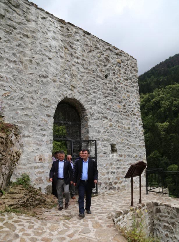 <p>Trabzon’a gelen Kalkınma Bakanı Cevdet Yılmaz, Yeşil Yol Projesi’ne 50 milyon lira kaynak tahsis ettiklerini belirtti.</p>
