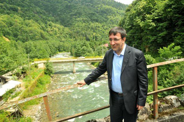 <p>DOKAP ve DOKA ile projeyi sahiplendiklerine dikkat çeken Bakan Yılmaz, <strong>"Geçen yıl bu projeye 40 milyon lira tahsis etmiştik. Tüm illere 5’er milyon lira düşmüştü. Bu çalışmalarımızı devam ettiriyoruz. Bu yılda ilk aşamada 50 milyon lira civarında kaynağı tahsis ediyoruz. Yer yer yeni yollar açıyoruz, bağlantılar kuruyoruz. Yaylalarımızı birbirine bağlıyoruz. Yetersiz olan yollarda birleştirme çalışmaları yürütüyoruz. Standartlarını arttırıyoruz. Bütün bu çalışmaları yaparken çevreye dikkat ediyoruz. Allah’ın bize bahsettiği bu güzel coğrafyayı gelecek nesillere en iyi şekilde bırakmaya gayret ediyoruz" </strong>diye konuştu.</p>
