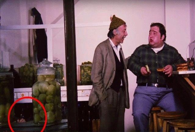 <p>"Neşeli Günler" filminde turşu dükkanında geçen sahnede turşu kavanozlarının arasında bir set çalışanının eli görünüyor.</p>

<ul>
</ul>
