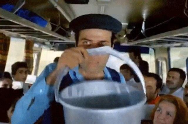 <p>"Sakar Şakir" filminde kovanın dibinin önceden kırık olması kameraya böyle yansıyor.</p>
<ul>
</ul>