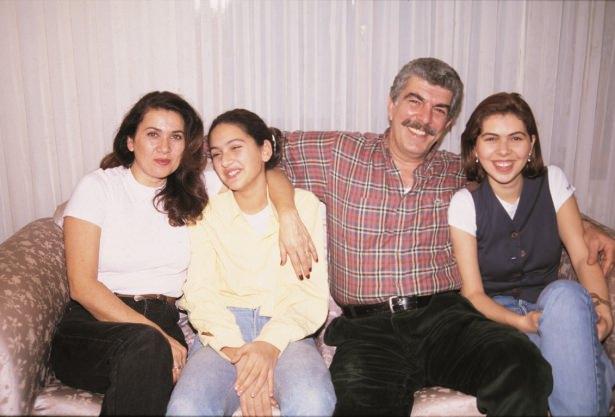 <p>Tahir Yaman, Yeşilçam’a damgasını vurmuş birçok aktrist ve aktörün haberlerinden ve fotoğraflarından oluşan açtı. Yaman; Anneler Günü, babalar günü ve Türkiye Güzeller için de benzer projeler yaptığını hatırlatıp, “Sinemanın 100. Yıl dönümünü es geçmeyerek, arşivimdeki çok özel fotoğrafları paylaşmanın tam zamanı olduğunu düşünüyorum. Ayrıca bu kareleri yeni nesillerinde görmesini arzu ettim.” diye konuştu.</p>
<p>Serginin en büyük özelliği, yıllar önce film kareleri ve magazin dünyasının da yer alan, çok özel ve gizli kalmış fotoğraflara sahip olması. İşte o sergide yer alan fotoğraflardan bazıları...</p>