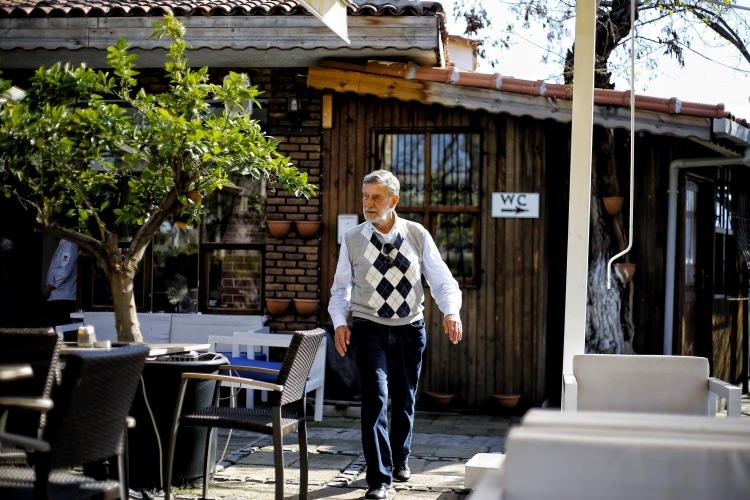 <p><strong>Ahmet Mekin,</strong>  günümüz film ve dizilerini değerlendirerek yapımlarda<strong> en çok şikayetçi </strong>olduğu konunun, <strong>diyalog </strong>olmadan yapılan <strong>"boş bakışmalar" </strong>olduğunu söyledi. </p>
