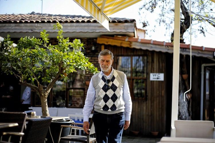 <p>Mekin, o deönemde kamera ve malzemelerin çok kısıtlı olduğunu, uzun bir filmi zaman zaman tek kamerayla çektiklerini, tek kamera ile bütün planları çekebildiklerini, şimdi her şeyin çok iyi olduğunu, elektronik ortamlarda kayıtların yapıldığını ifade etti.</p>
