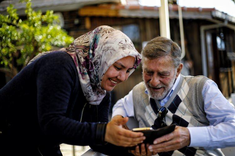 <p>Antalya'da yürüyüşlere çıkan <strong>Yeşilcam'ın "şefkatli jönü", </strong>kentte gezinirken vatandaşların fotoğraf çektirme isteklerini de geri çevirmiyor.</p>
