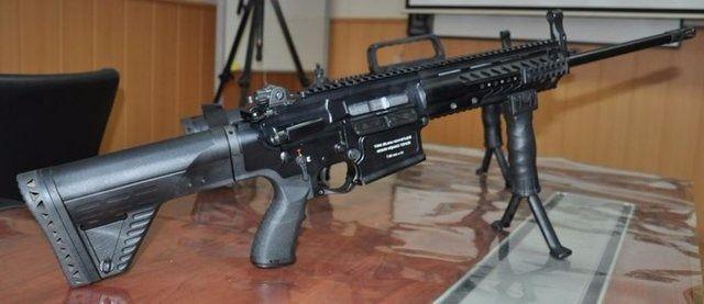 <p>"Bu tüfeğin en büyük özelliği tek atışlı ve dağılım değeri 1,3 moa olmasıdır. En iyi değerlerimizden biri de 0,5 moadır. 0,5 moa, 100 metreden 1,5 santimetreye tekabül etmektedir. Yani 5 mermiden 4'ünü 100 metreden 1,5 santimetrenin içerisine atma kabiliyetine sahiptir. 4,6 kilogram ağırlığa sahiptir. Eşdeğerlerine göre çok daha hafif, etkili, vuruş kabiliyeti çok yüksek keskin nişancı tüfeğimizdir. Dünyadaki eşdeğerlerine göre çok daha üstün özellikleri sahiptir. Namlusu diğer sistemlere göre uzundur. 20 inç namlu boyuna sahiptir."</p>

<p> </p>
