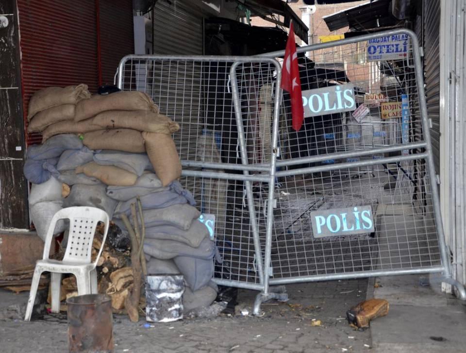<p>Güvenlik güçleri soğuk hava nedeniyle köşe başlarında yaktıkları ateşle ısınmaya çalışıyor.</p>
<p> </p>