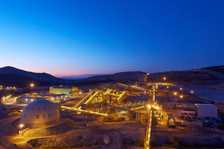 <p>Kazanım ünitesine ulaşan altın cevheri, çözelti havuzlarına getiriliyor. Havuzlardan sonra da sıvı halden katı hale dönüştürme işlemi için tanklara aktarılıyor.</p>

<p>Burada Hindistan cevizi kabuğundan yapılan kömür tanecikleri ile ayrıştırılıyor..</p>
