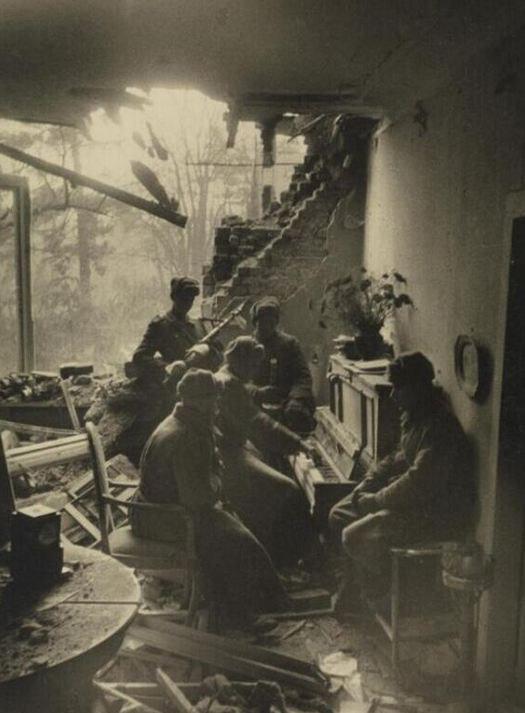 <p>Berlin'de buldukları bir piyano ile oynayan Rus askerler, 1945</p>

<p> </p>
