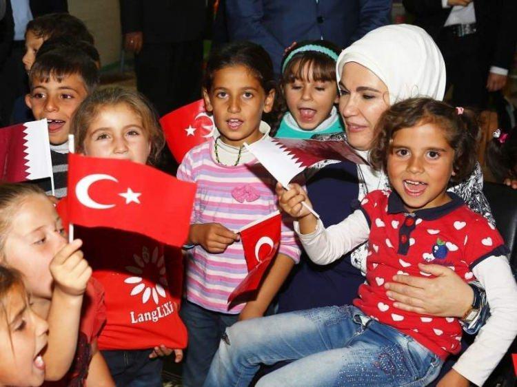 <p>Cumhurbaşkanı Recep Tayyip Erdoğan'ın eşi Emine Erdoğan, dünya liderlerinin eşlerine Suriye konulu mektup gönderdi.</p>
