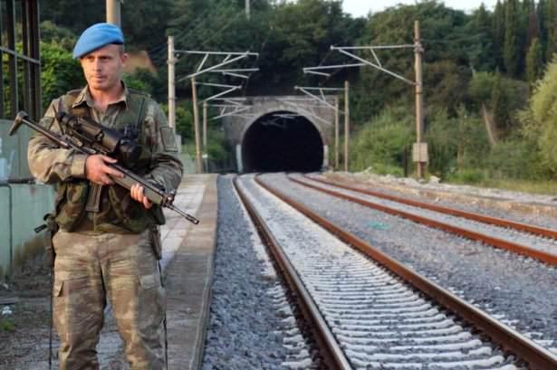<p>Komando timleri Sapanca, Arfiye, Geyve ve Pamukova hattında görev yapıyor. Gece görüş dürbünleri ile hattı tarayan jandarma komandoları durumları şüpheli kişilerin kimlik sorgulamasını da yapıyor.</p>
<p> </p>