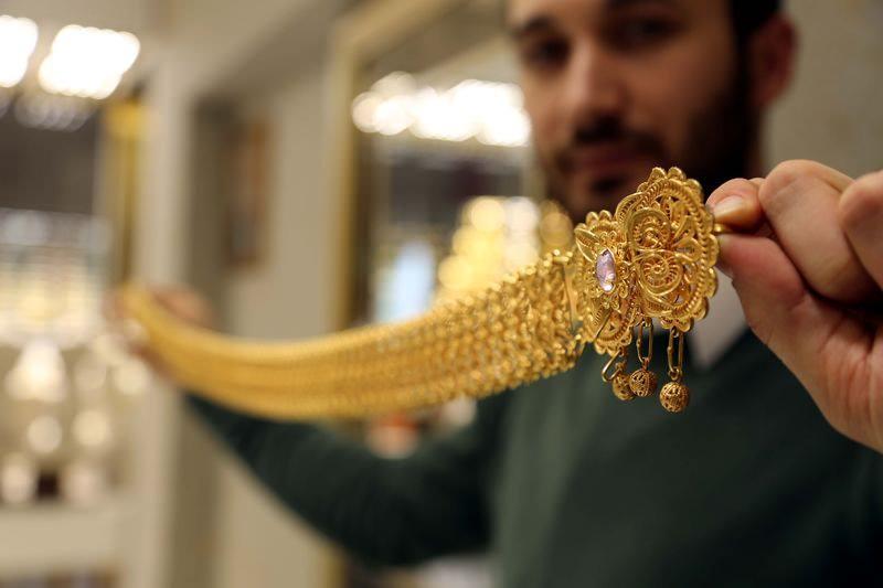 <p>Kemerin satışı çok çabuk olmasa da kişilerin ilgisini ve ilgisini çektiğini anlatan Taran, "Herkesin ele geçirmek aradığı 22 ayar, 936 gr ağırlığında bir ürün.Bu kemerde çok muazzam bir el işçiliği var. İstenildiğinde birden pek yapılabilecek bir ürün değil. Tespit Edecek bir vakte gereksinim var ve bunu layığıyla yapan profesyonel sayısı da az" diye sohbet etti .</p>

<p> </p>
