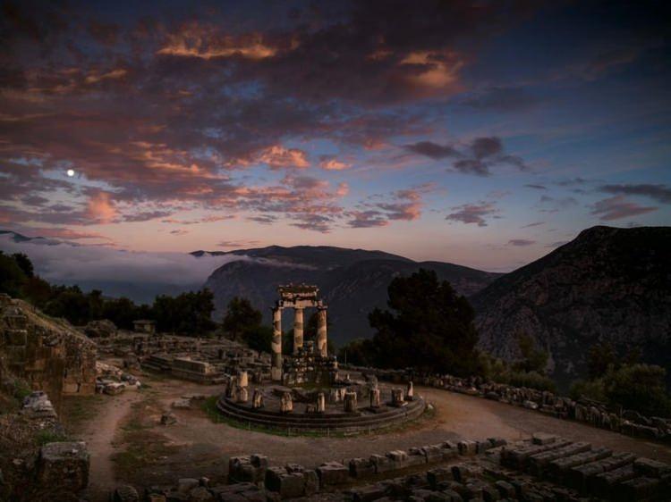 <p>Alacakaranlığın manzarası, Delphi'de bulunan Athena Pronaia ile birleşince muhteşem bir görüntü ortaya çıkmış...</p>

<p>VINCENT J.</p>
