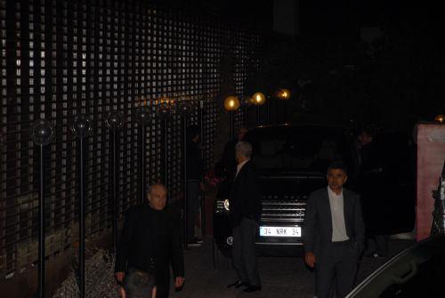<p>Mekanda 2 saate yakın kalan üçlü sohbet edip, yemeklerini yediler. Çıkış zamanı geldiğinde dışarda kendilerini bekleyen gazetecilerin olduğu öğrenince korumalara görüntü alınmaması için talimat verildiği öğrenildi.</p>