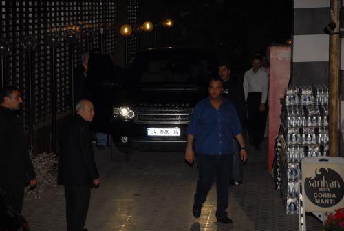 <p>Daha sonra aniden başlayan hareketlilik sonrası kapıdan Abdullah Kığılı, arkasından Aziz Yıldırim kendi kullandıkları araçları mekan ayrılılarken yine de görüntülenmekten kurtulamadılar.</p>