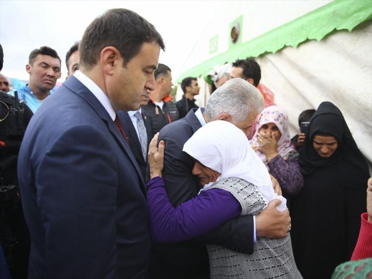 <p>Bu mudur Kürtlerin haklarını, hukukunu aramak? Onları öldürmekle mi, şehit etmekle mi? Küresel bir oyundur bu. Bunların efendileri ve taşeronları, bu işe kim bulaşmışsa bu sefer yanlış adresteler" dedi.</p>