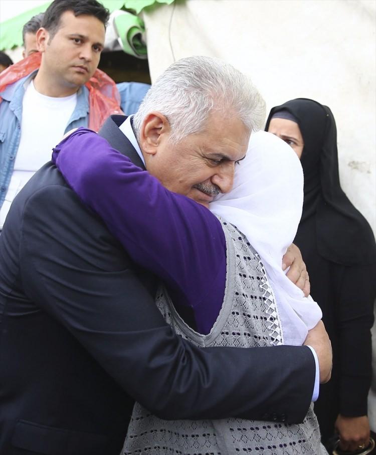 <p>Başbakan Binali Yıldırım, Tendürek Dağı'nda çıkan çatışmada şehit olan 1'i emekli, 8 köy korucusunun ailelerine taziye ziyaretinde bulundu.</p>