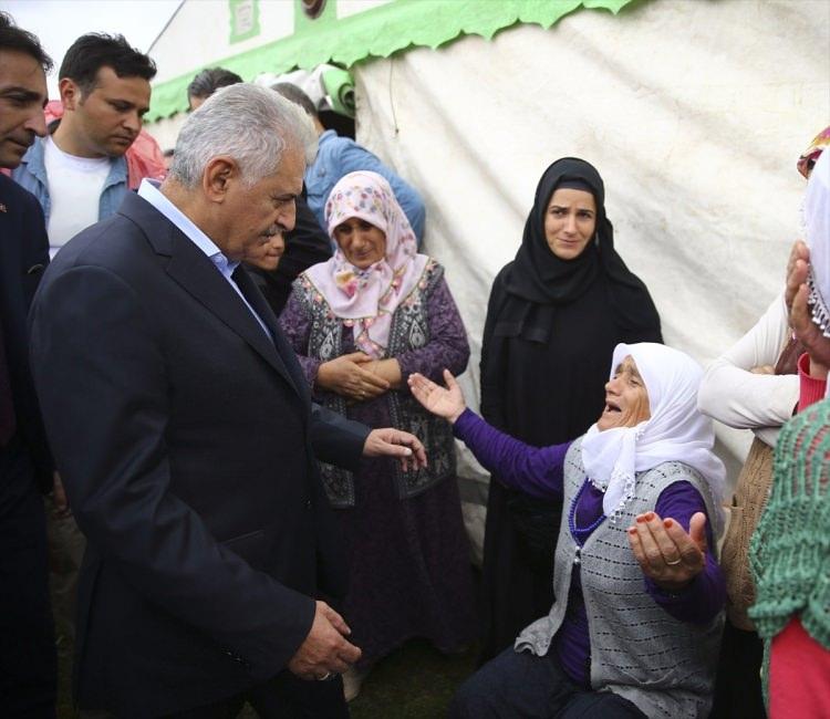 <p> Başbakan Yıldırım, "Birlik ve beraberlik içinde yaşamalıyız. 15 Temmuz'u yaşadık. Ağrı sabaha kadar sokaklardaydı. Ağrı; geleceğine, bayrağına sahip çıktı. </p>