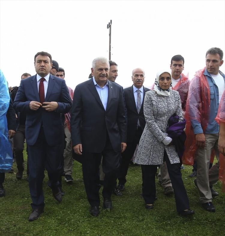 <p> O bayrak olmadığı zaman Suriyelilerin Iraklıların halini görün. 10 milyon insan yerinden yurdundan oldu. Hep gözyaşı, hep acı. Türkiye'ye de bunu yapmak istiyorlar. </p>