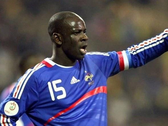 <p>Lilian Thuram <br />
<br />
Fransız defans oyuncusu rakip hücumcuları rahatsız etmek için vücuduna sarımsak sürerek maça çıkardı.</p>