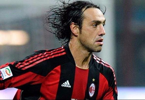 <p>Alessandro Nesta<br />
<br />
Saatlerce Playstation oynadığı için sol elinin başparmağını sakatladı. Ameliyat oldu ve 4 hafta sahalardan uzak kaldı.</p>