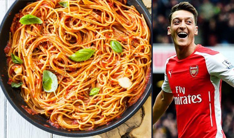 <p>Mesut Özil - Spagetti ve Buzlu çay<br />
<br />
Türk asıllı Alman yıldız Mesut Özil ise spagetti hayranı olmakla birlikte hemen hemen her yemeğinin yanında buzlu çay tüketiyor.</p>