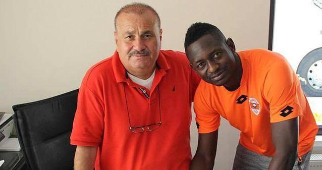 <p><span style="color:#FFFF00"><strong>YABANCI FUTBOLCULAR</strong></span><br />
<br />
Viera / Adanaspor</p>