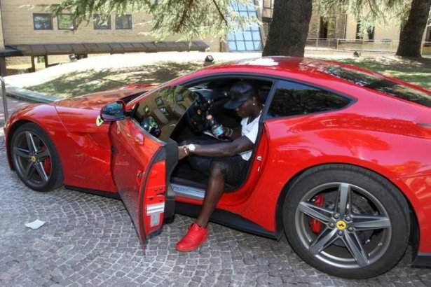 <p>Mario Balotelli Ferrari F12</p>