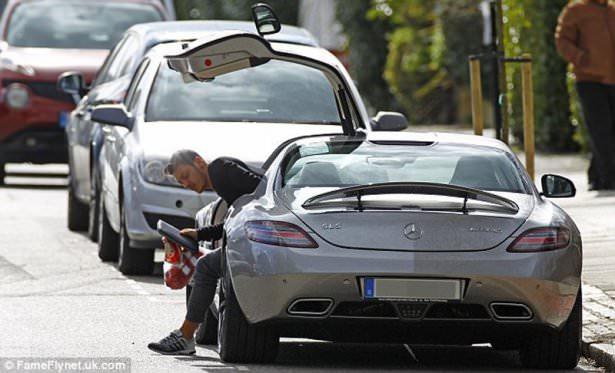 <p>Mesut Ozil Mercedes SLS AMG</p>

<p> </p>
