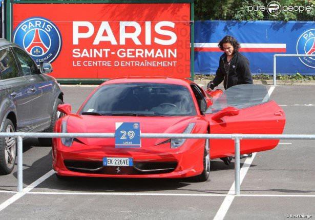 <p>Edinson Cavani Ferrari 458 Italia</p>

<p> </p>
