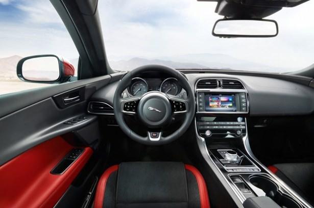 <p><strong>Jaguar XE</strong></p>
