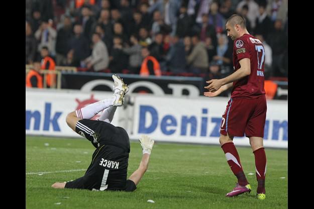 Trabzon- Gaziantepspor maçının en ilginç anı. (Fotoğraf: Fehim KAYACAN / Milliyet Gazetesi)