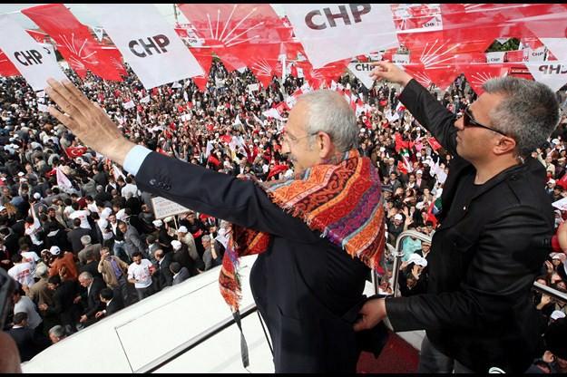 CHP Genel Başkanı Kemal Kılıçdaroğlu, 2011 seçimleri sırasında mitingde vatandaşları selamlıyor. Kılıçdaroğlu’nu koruması kemerinden tutuyor. (Fotoğraf: Ateş TÜMER / Gazete Haber Türk)