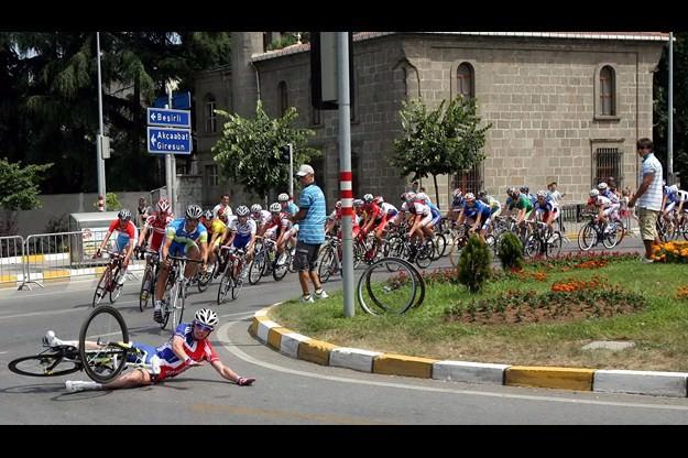 Trabzon 2011 Avrupa Gençlik Olimpik oyunlarında Bisiklet Yol Yarışı sırasında İngiliz Bisikletçi Cristopher Lowless dengesini kaybederek düştü. . (Fotoğraf: Raşit AYDOĞAN / Akşam Gazetesi)