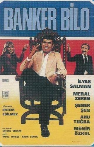 <p><strong>BANKER BİLO</strong><br />
Filmde Maho yurtdışından dönüp Bilo'nun alçakca bütün malının üstüne oturduğunu anladığında hemen şirkete koşar. Bilo'nun hemen peşinden şirket binasına girmek için döner kapıyla boğuşmaktadır ki bütün şirketin isimlerini değiştiren Bilo'nun döner kapı üzerindeki Mahmut Holdingi logolarını çıkarmayı unuttuğu fark edilir.</p>