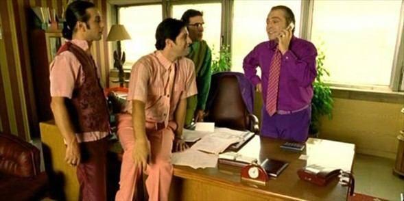 <p><strong>NEREDESİN FİRUZE</strong><br />
Filmde Haluk Bilginer'in odasında yapılan çekimde saat 9:10'u gösterir. Kamera açı değiştirdiğinde ise zaman bir anda geriye sarar ve saat 8:55 oluverir.</p>
