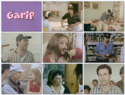 <div><strong>GARİP</strong></div>
<div>Kaset-çalara bir kaset konulup kapağı kapatılıyor. Kapanır kapanmaz "play" tuşuna basmadan teyp çalmaya başlıyor.</div>