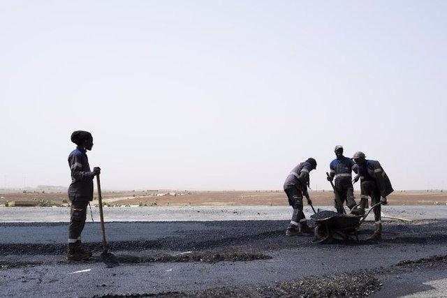 <p>Senegal Cumhurbaşkanı Macky Sall'in, Summa'nın 2013'te Ekvator Ginesi'nde yaptığı kongre merkezini beğenerek iletişime geçmesi üzerine firmanın Senegal'deki faaliyetlerine başladığını belirten Erkal, şöyle konuştu:</p>

<p> </p>

<ul>
</ul>

<ul>
</ul>
