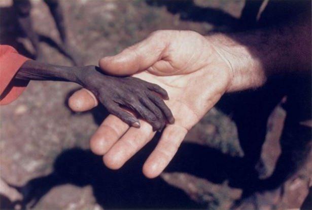 <p>Açlıktan ölmek üzere olan bir çocuğun elini tutan bir misyoner.</p>
