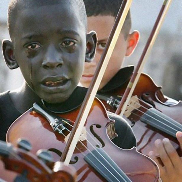 <p>12 yaşındaki Diego Frazao Torquato,onu müzikle tanıştıran öğretmeninin cenazesinde keman çalıyor.Öğretmeni ona müzik yoluyla Yoksulluk ve şiddeti aşabileceğini öğretmiş.</p>
